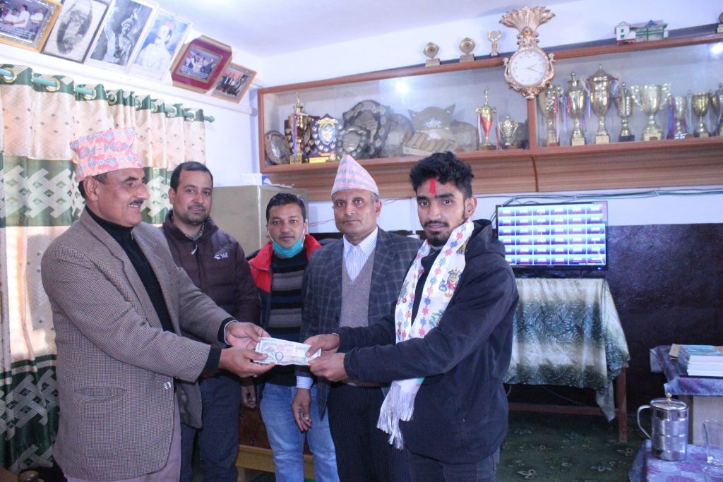 महेन्द्र माविद्वारा पूर्व बिद्यार्थी खड्कालाई आर्थिक सहयोग हस्तान्त्रण