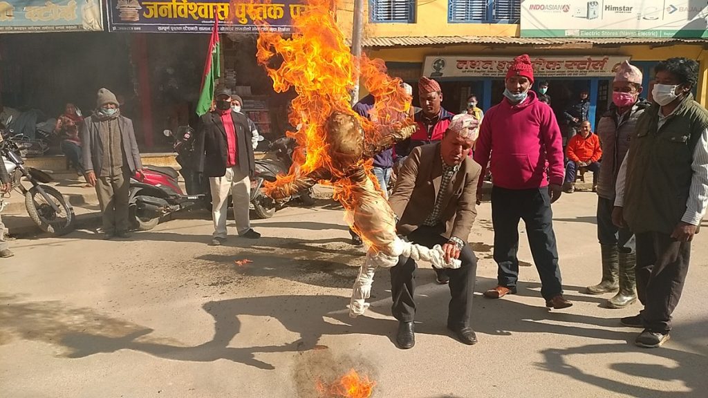 बागलुङमा जनता समाजवादी पार्टीले ओलीको पुत्ला जलायो