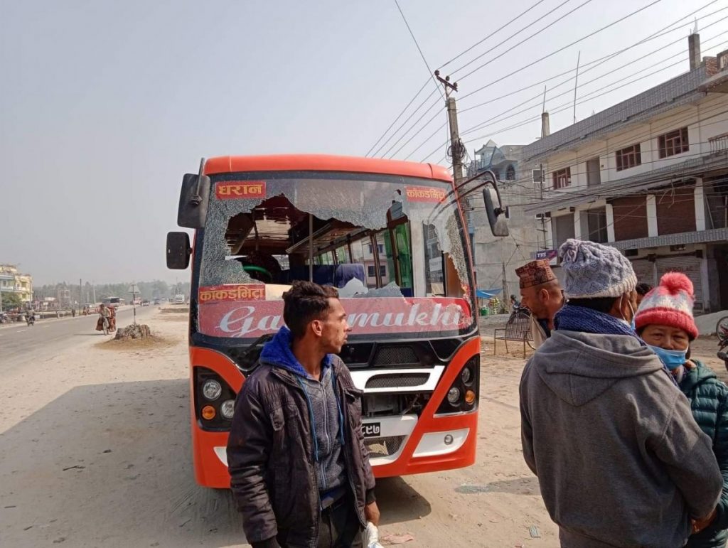 विप्लवको बन्दमा खुकुरी देखाएर यात्रुबाहक बस तो,डफो,ड