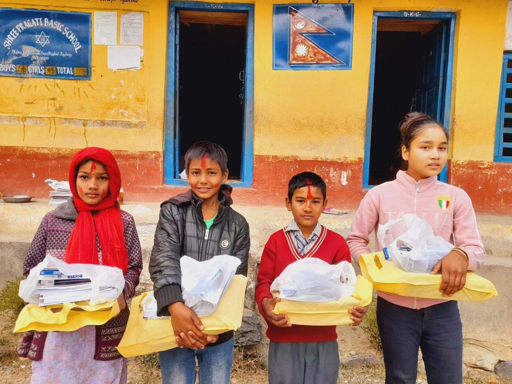 जन्मदिनमा शैक्षिक सामाग्री वितरण