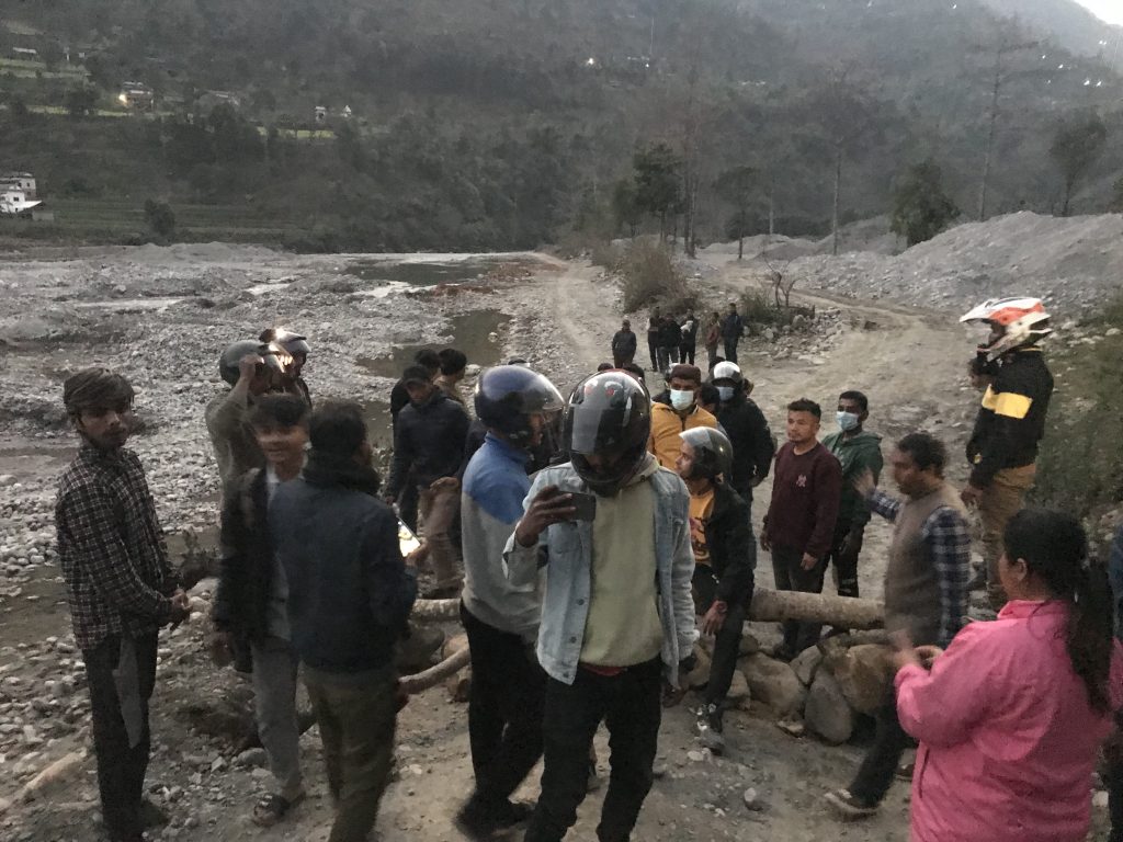 वामी भुवाचिदि सडक खण्ड कालोपत्रे छिट्टै गर्न माग गर्दै सुरु भएको आन्दोलन आज पनि जारी, क्रसर उधोगबाट माल ढुवनि गर्न रोक