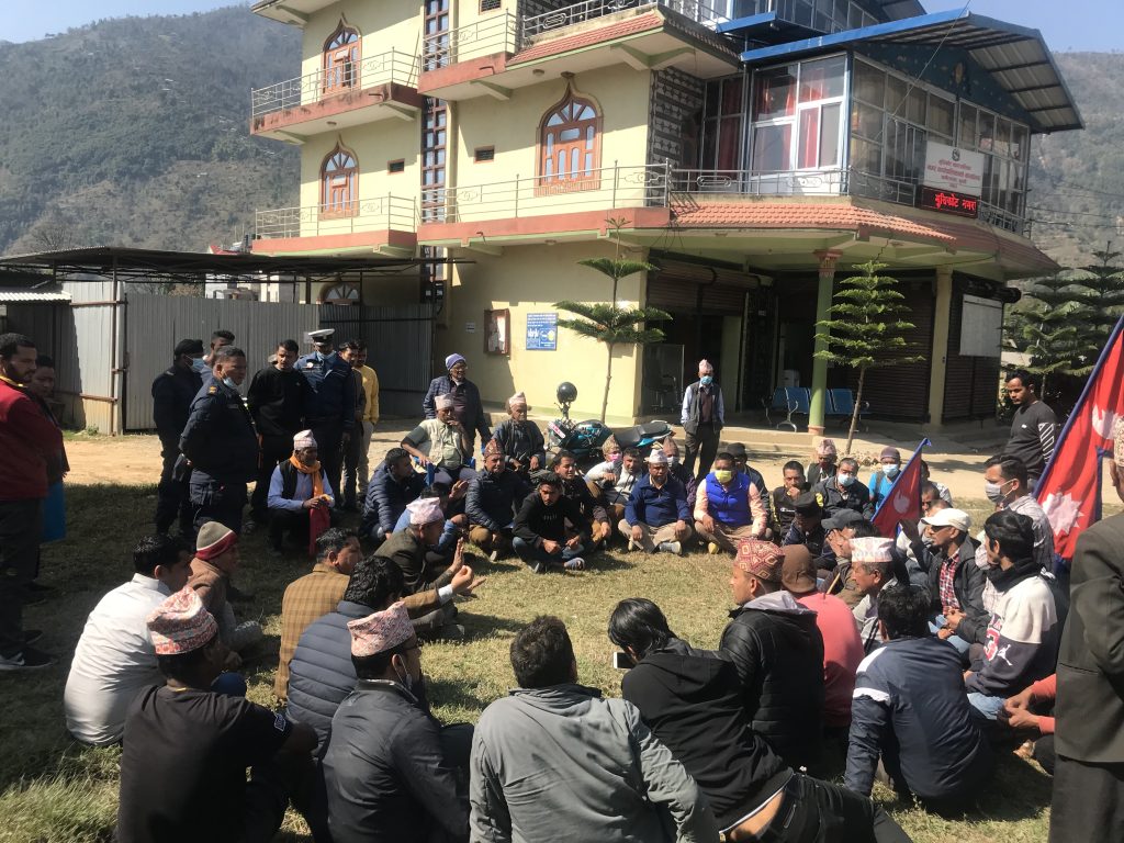 वामीमा सडक कालोपत्रे गर्ने निहुँमा क्रसर उधोग संचालन गरि उत्पादित माल अनेत्र लैजादा नगर प्रशासनले के हेर्यो ?; स्थानियहरुको प्रश्न