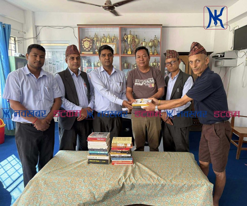 स्वर्गिय दाजु लाल बहादुर रायमाझीको सम्झनामा भाइ खिम बहादुरद्वारा विद्यालयलाइ पुस्तक हस्तान्तरण 