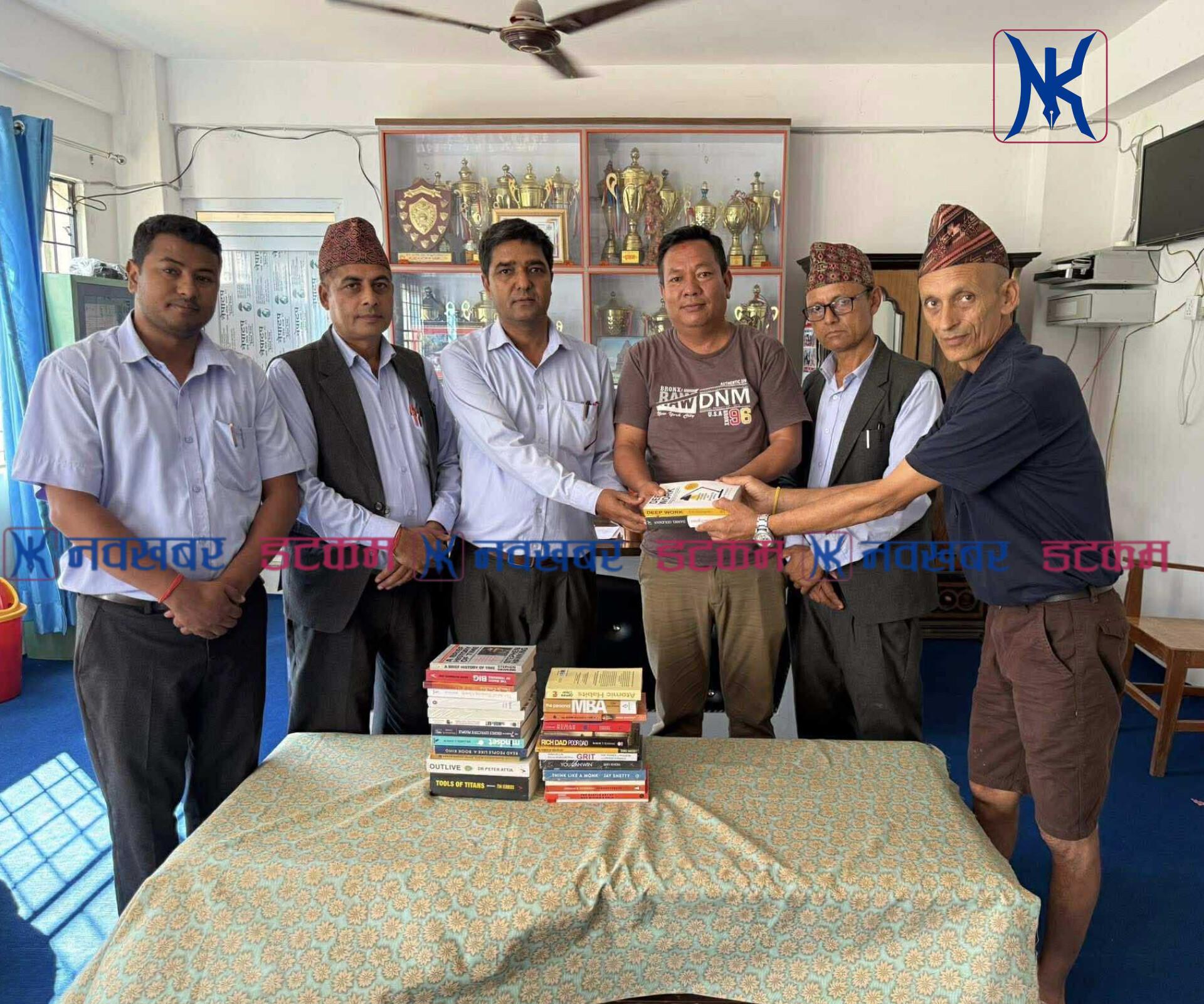 स्वर्गिय दाजु लाल बहादुर रायमाझीको सम्झनामा भाइ खिम बहादुरद्वारा विद्यालयलाइ पुस्तक हस्तान्तरण 
