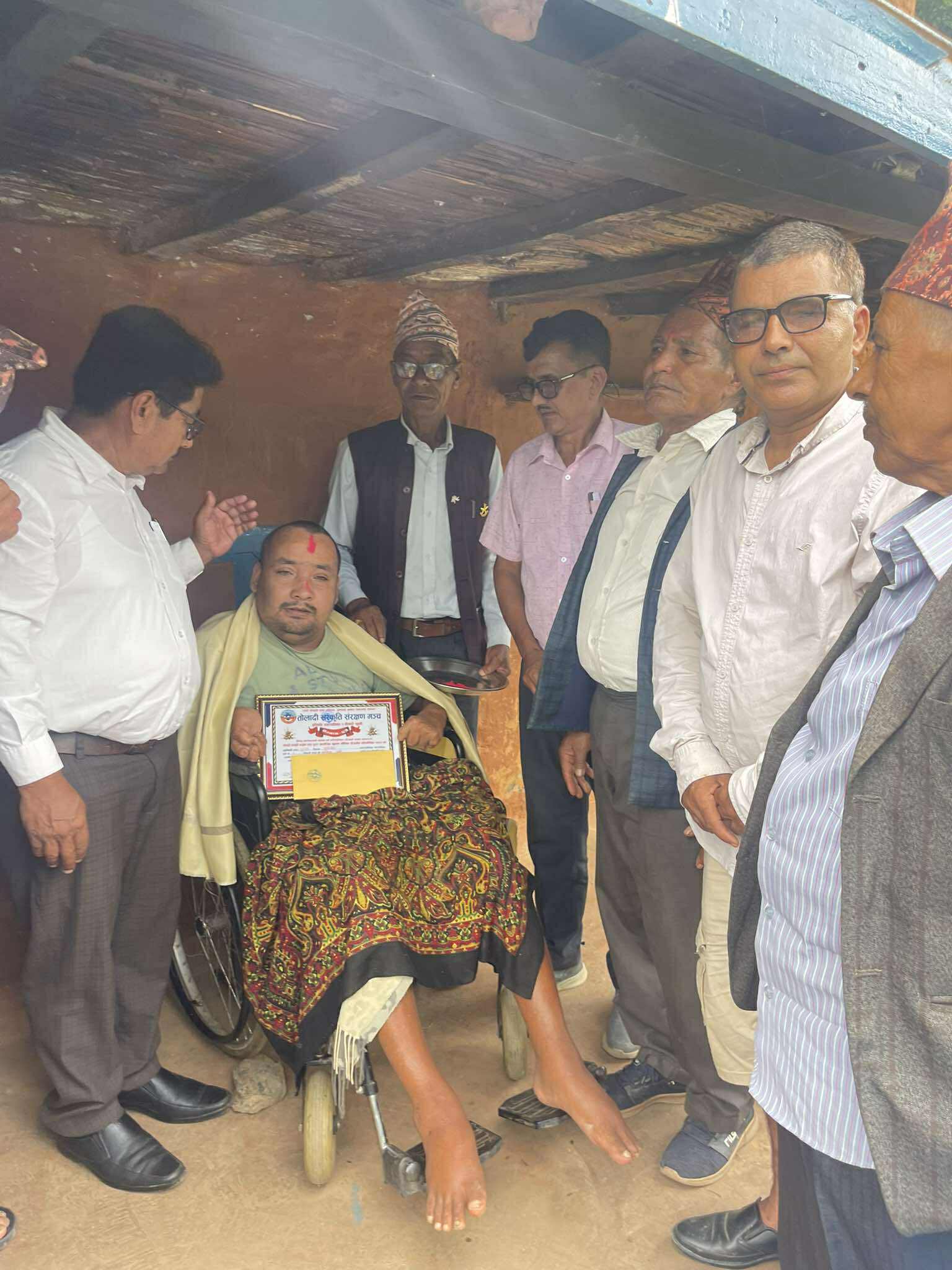तोलादी संस्कृति संरक्षण मन्चद्वारा ग्राफिक्स डिजाइनर सालिकलाई सम्मान ।