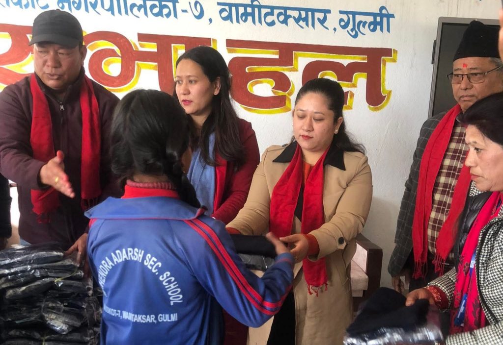 स्वर्गिय बुवाको स्मृतिमा छोरीहरुद्वारा विद्यार्थीलाइ न्यानो पोशाक वितरण