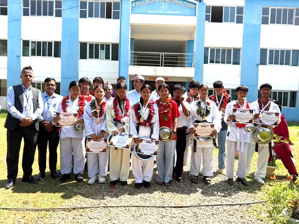 लुम्बिनी कप कराँते प्रतियोगितामा विजेता विद्यार्थीलाई महेन्द्र आदर्श नमुना माविद्वारा सम्मान
