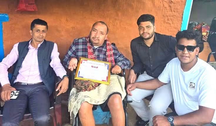 ग्राफिक्स डिजाइनर सालिक खत्रीलाई ह्विलचेयर र दशैँ कोशेली हस्तान्तरण